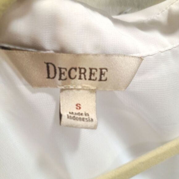 5/$25 White gold sheer high low sleeveless button down top - Picture 5 of 7